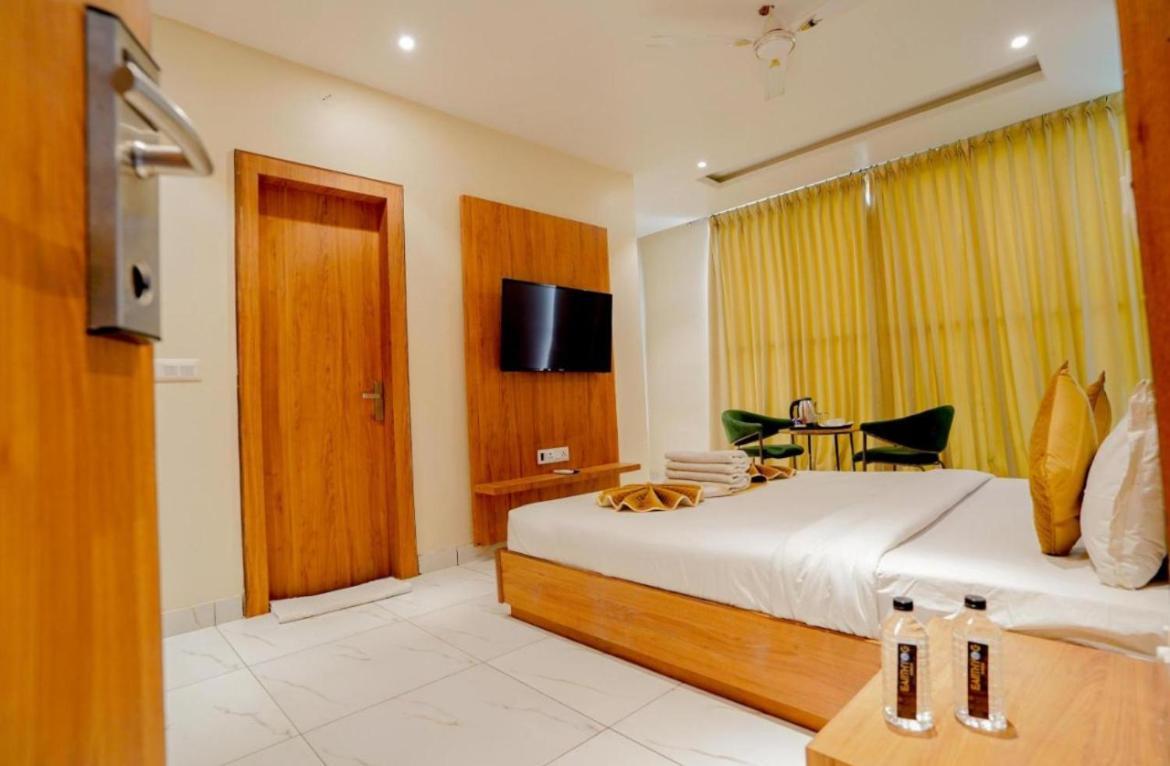 Hotel Urban Brood - Near Prem Mandir 3*